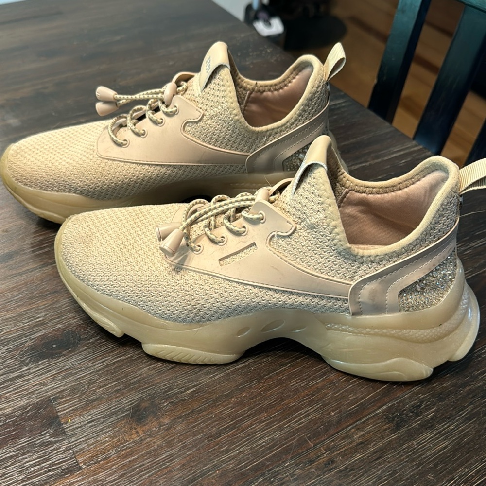 Steve Madden size 8 tennis shoe